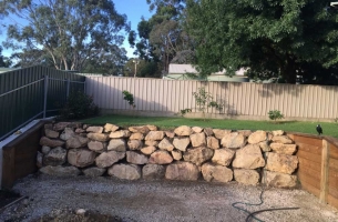 walls-fences-free-stone-retaining-wall